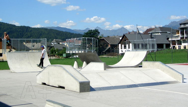 Skatepark aus modularen Beton-Elementen